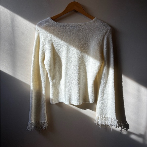 Elegant Cream Sweater with frayed sleeves - Picture 1 of 7